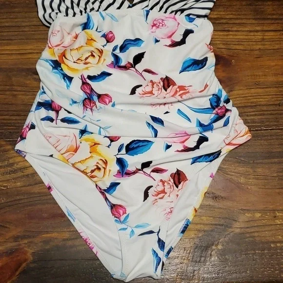 Cupshe Floral and Stripes One Piece Swimsuit Size Medium - Picture 3 of 7